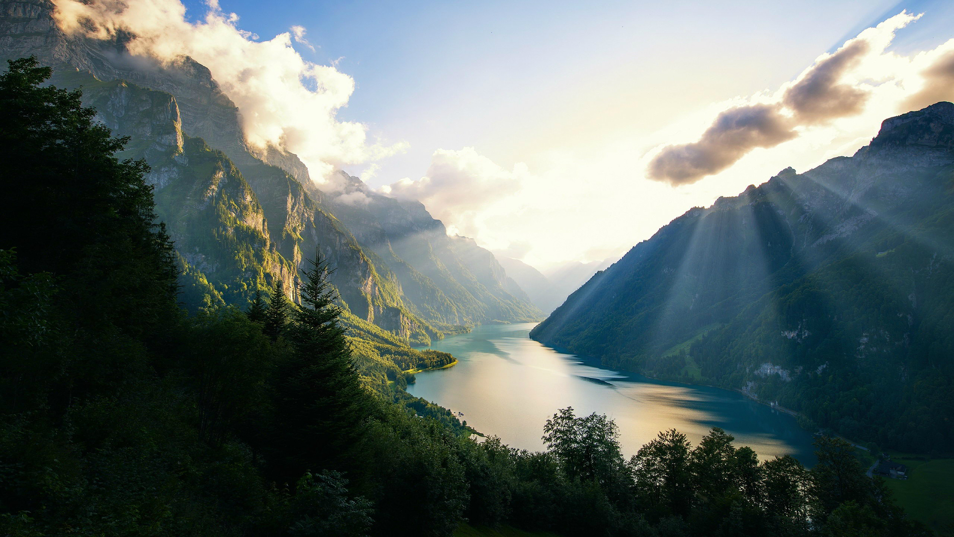 云霧朦朧若隱若現(xiàn)風(fēng)景